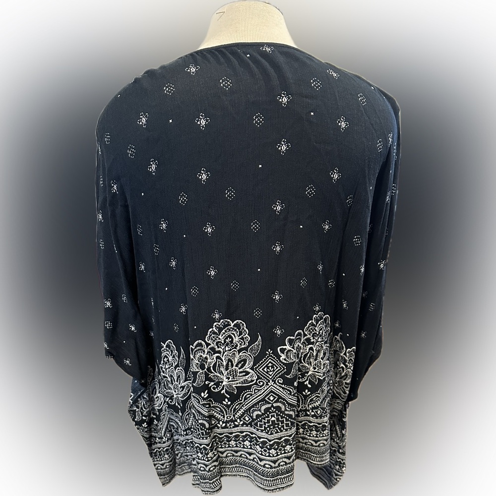 Maurice’s 0/1 (XL/1X) Black and White Kimono